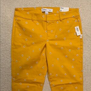 Old Navy Gold Print Pixie Pants - Size 8.  NWT